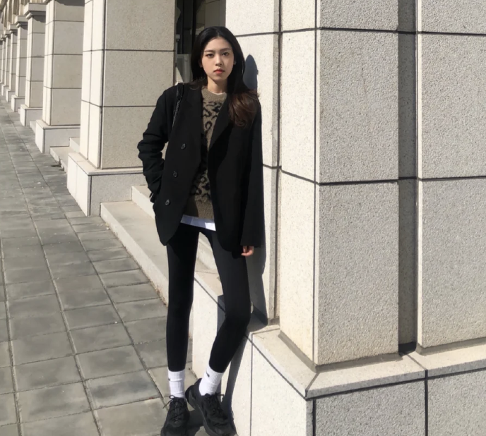 鲨鱼裤+长袜，初春建议这么穿，帮你优化腿部线条