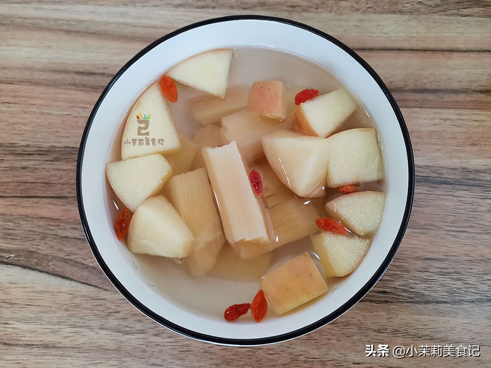 它是“补血果”，铁含量高，与苹果绝配，女性春季要常喝，好处多
