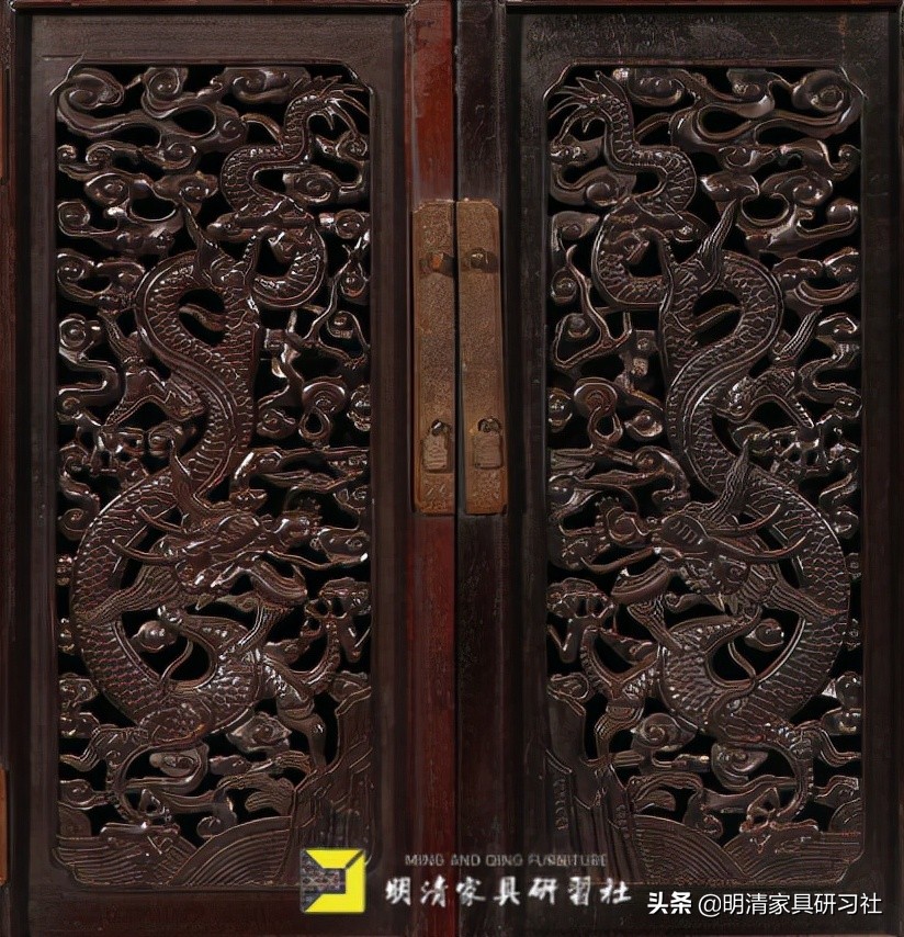 两仪二圣,即太阳烛照和太阴幽荧,分别象征至阳至阴,一是黑色球体,一是