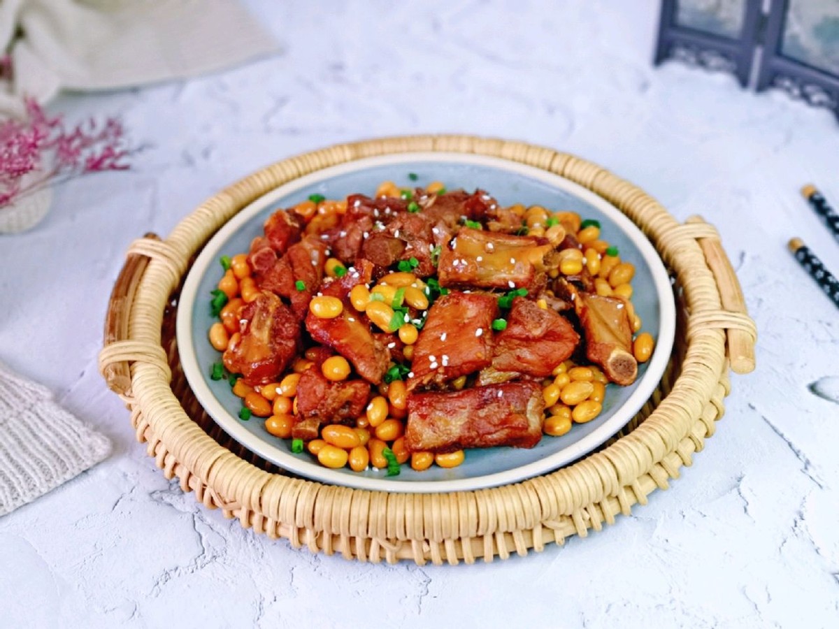 黄豆和排骨搭配,炖至软烂入味,鲜香下饭,好吃到舔手指