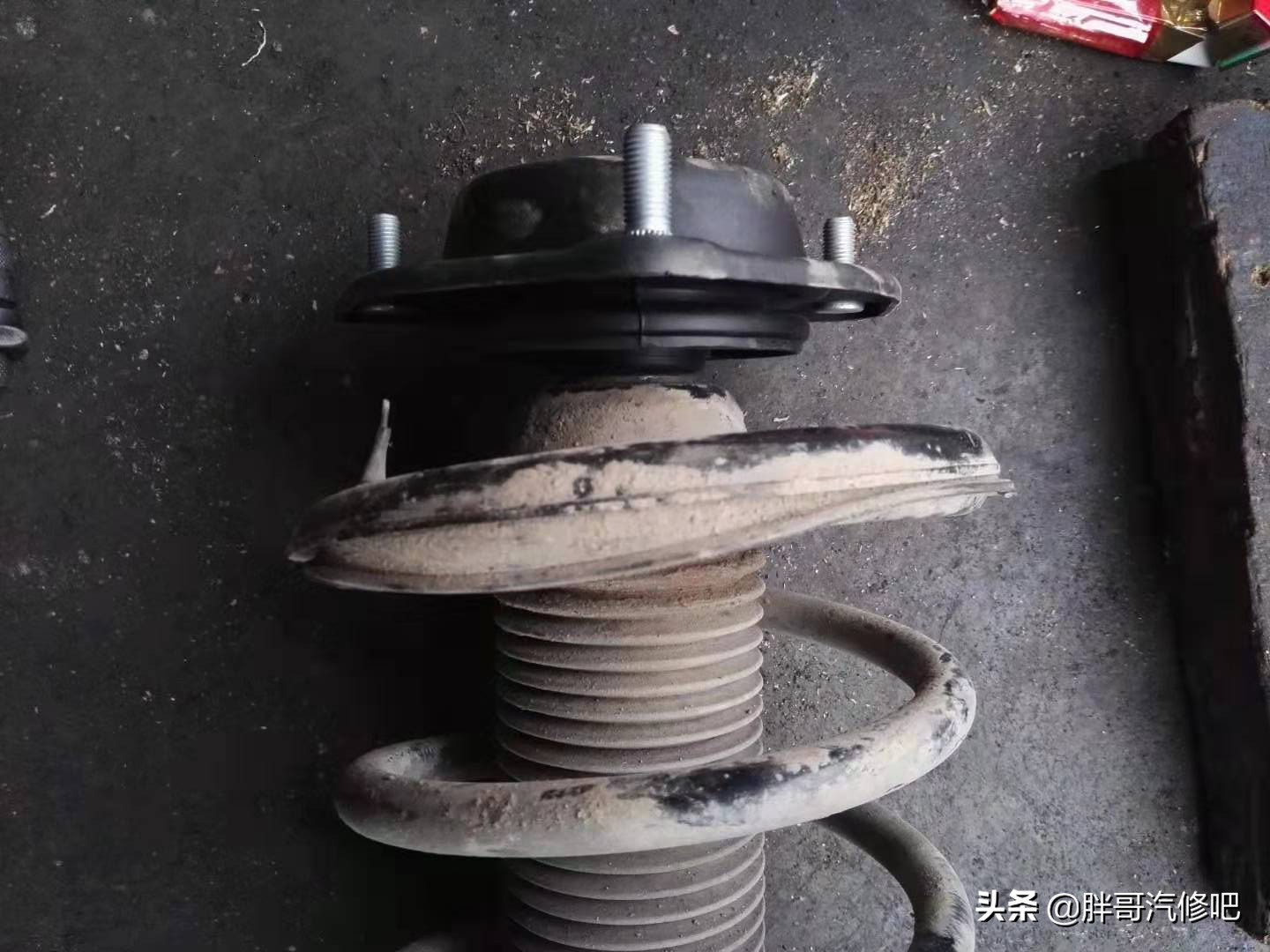 例行检查底盘减震器自行脱落，过坑、打方向吱嘎异响