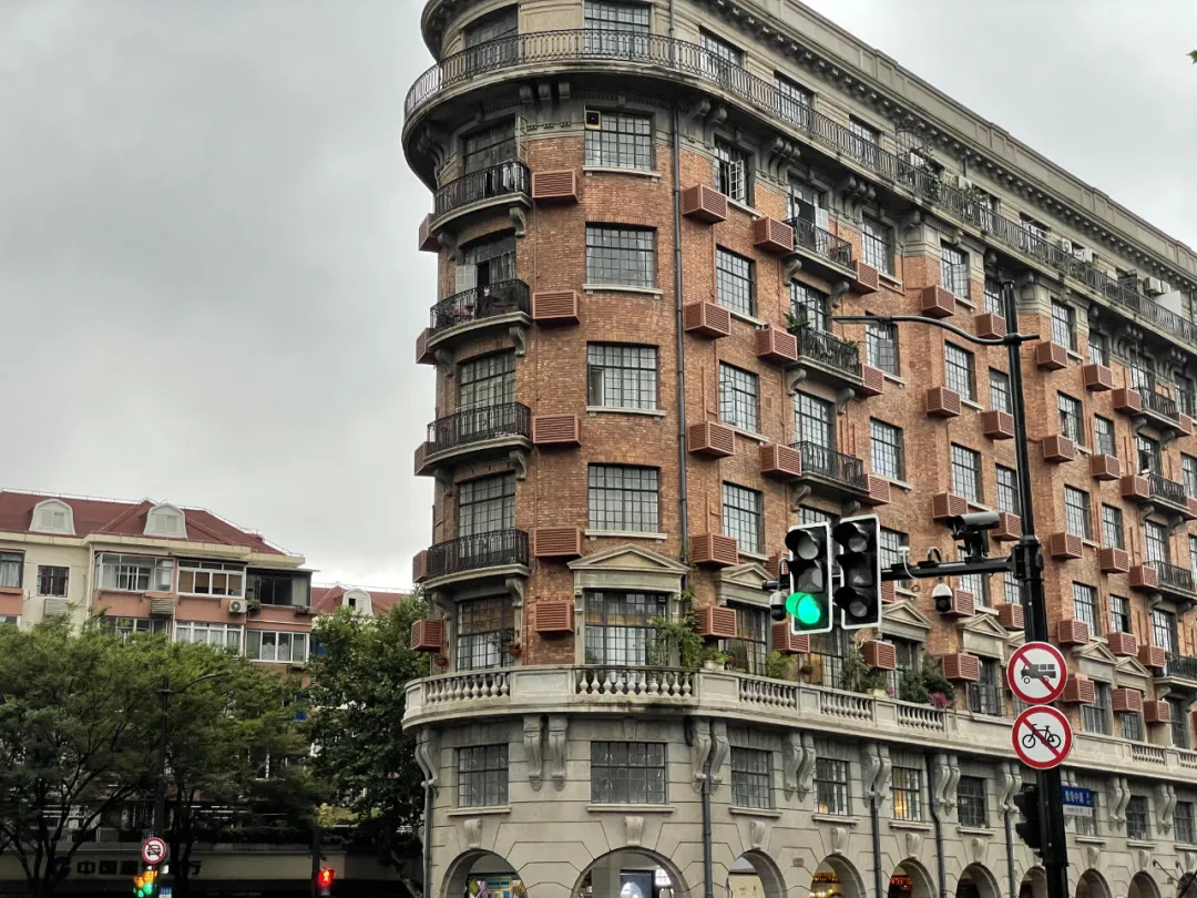 解鎖小馬路丨逛完天平路，讀懂路虎發(fā)現(xiàn)運動P300e的混合理論