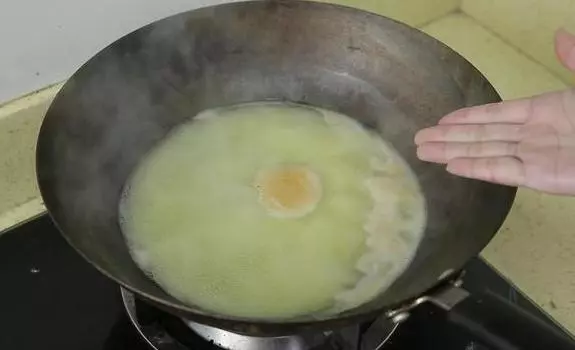 家里的铁锅用完后老生锈？教你一招，除锈干净不反复，天天用新锅