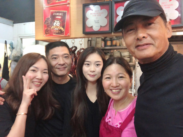 周润发晨跑被偶遇，身材超瘦两鬓斑白戴帽子遮，摘口罩与粉丝合照