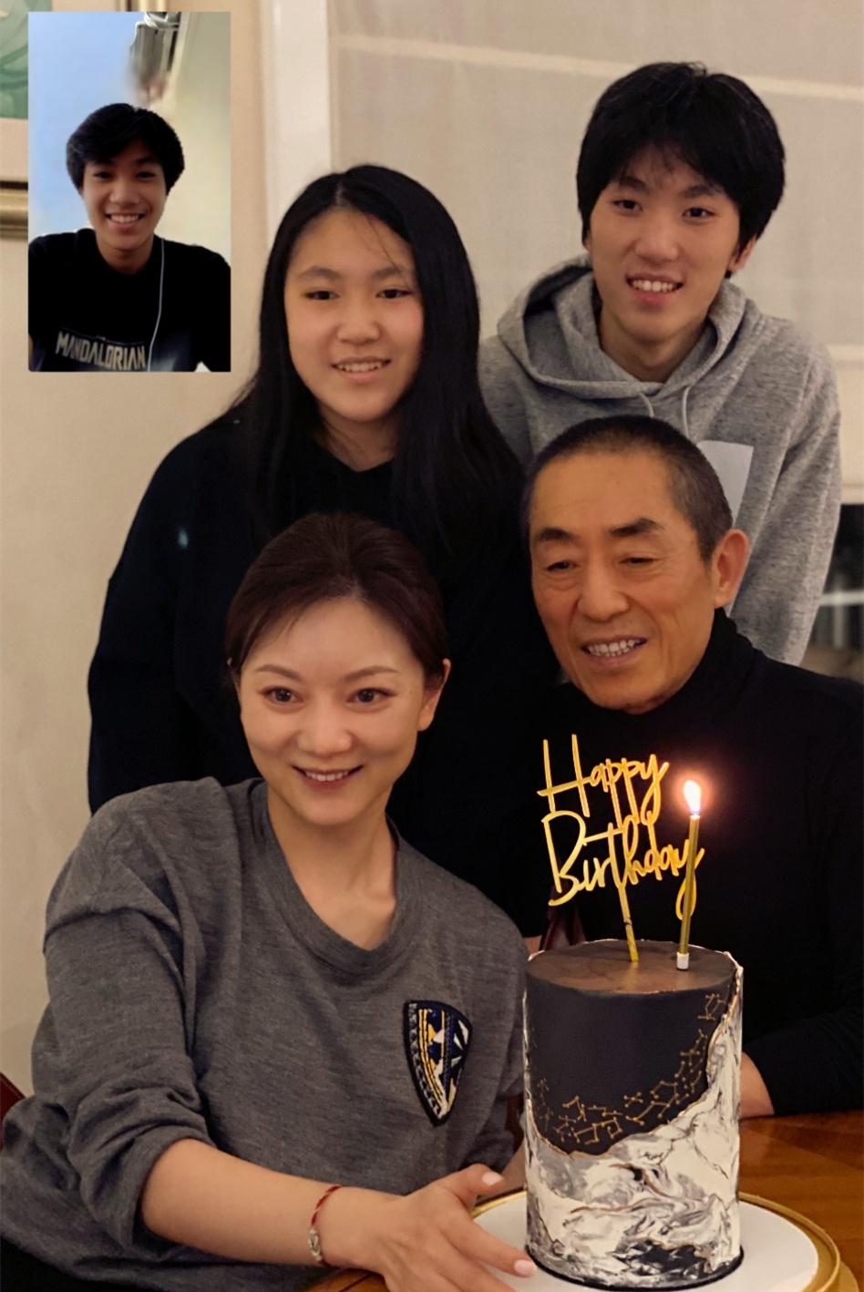 张艺谋一家五口罕同框(张艺谋一家七口罕见同框)--118留学网