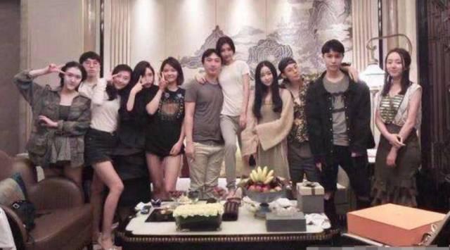 王思聪的风流情史，靠金钱征服了15个女人，如今却沦为了爱情舔狗