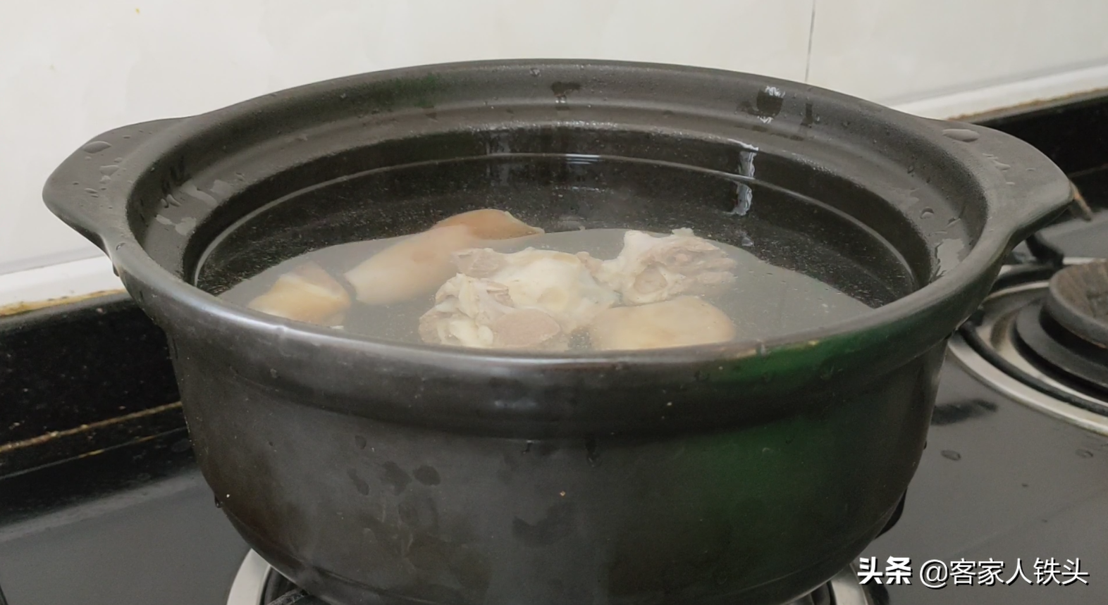 广东羊肉煲汤的做法大全（煲羊肉汤配料简单汤鲜营养）