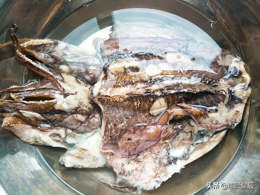 鱿鱼干怎样做最好吃？鱿鱼烧肉有妙招，鲜香脆嫩不腥，太爽了