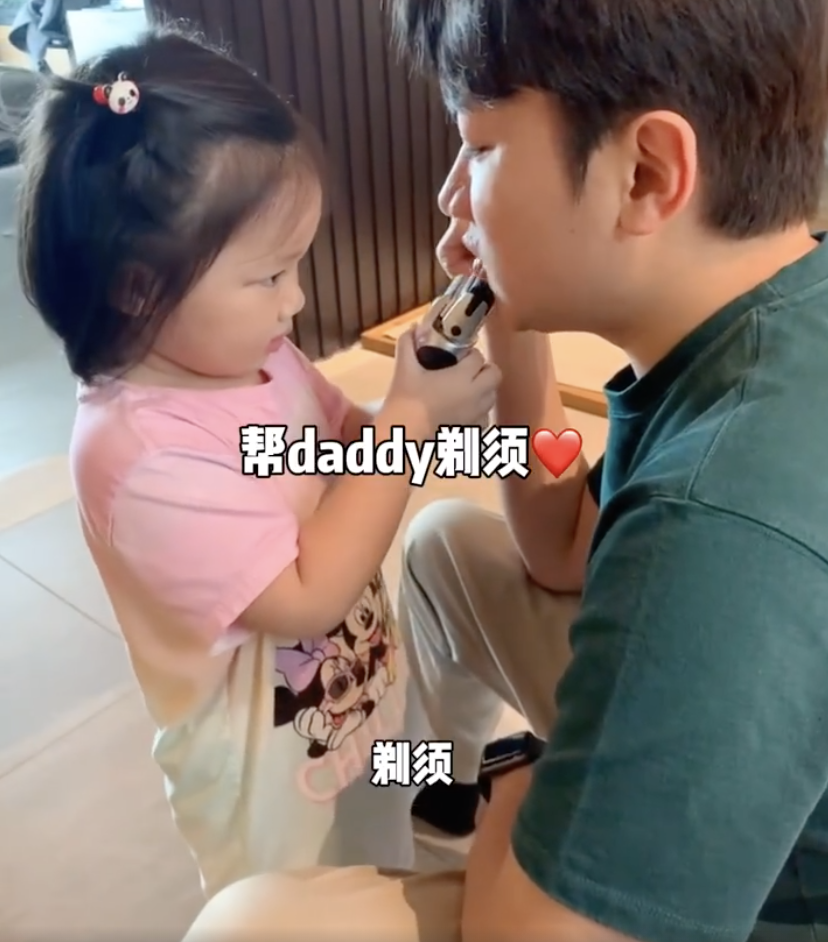 王祖蓝晒女儿帮剃胡须，Gabby却分心对镜摆拍，古灵精怪像爸爸