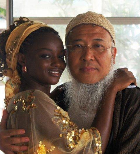 53岁北大教授娶21岁“黑人”女学生，4000万办婚礼，现在怎样了？