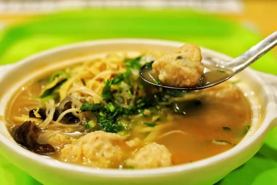 坐拥“专属地铁”，有7大美食集结地！东北这所大学“顶尖”配置太绝！