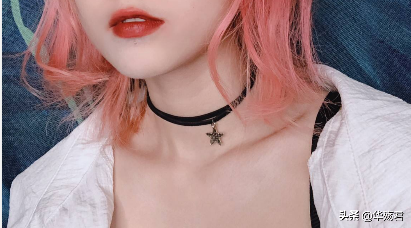 动漫与现实中，女生常戴在脖子上的饰品是什么，有什么意义？