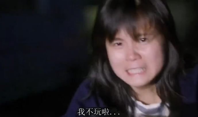 在这部1988年的老电影中，袁洁莹演女学生，林正英演警察