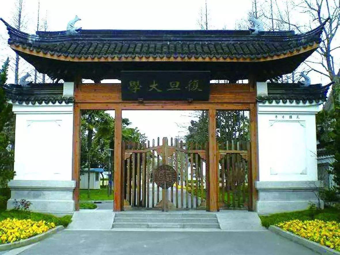 因一双筷子走红，公然挑战学校权威，遭复旦退学，如今竟沦落工地