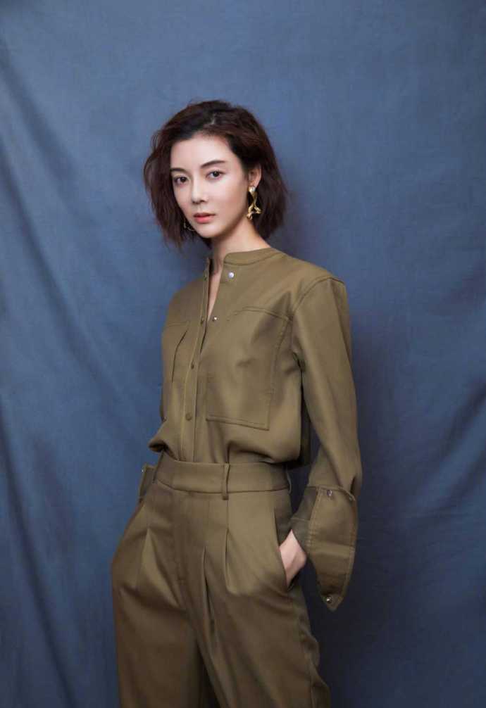 39岁车晓时尚大片曝光,黑色吊带裙露出蝴蝶背,纤瘦身材抓人眼球