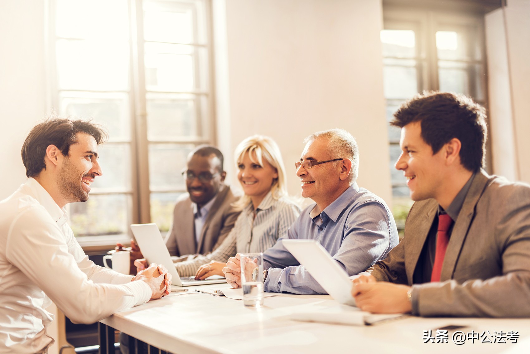 律师和公务员哪个好（法官）
