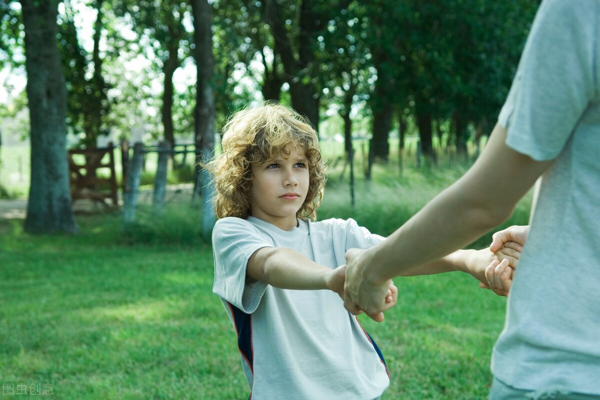 单亲家庭对孩子有哪些影响？父母离婚如何降低伤害