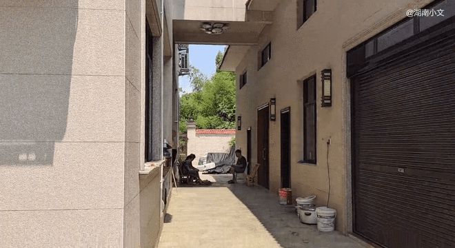 湖南老哥豪掷700万回村盖豪宅 杂物间建自动楼梯