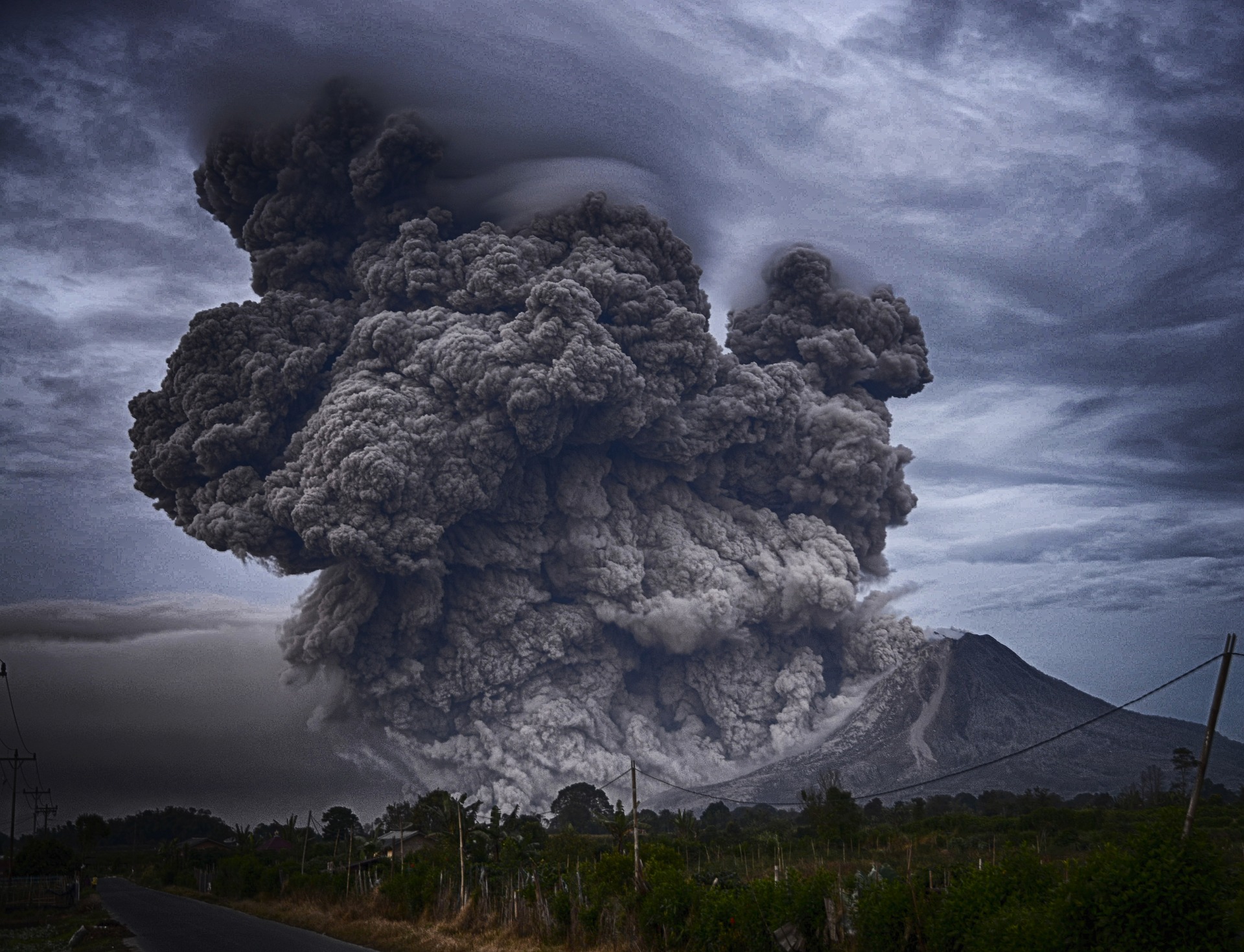 史上最恐怖的火山爆发：瞬间让人头骨爆裂，把活人变成骷髅