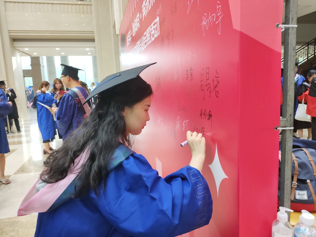 毕业季，复旦大学书记校长喊毕业生合影啦！