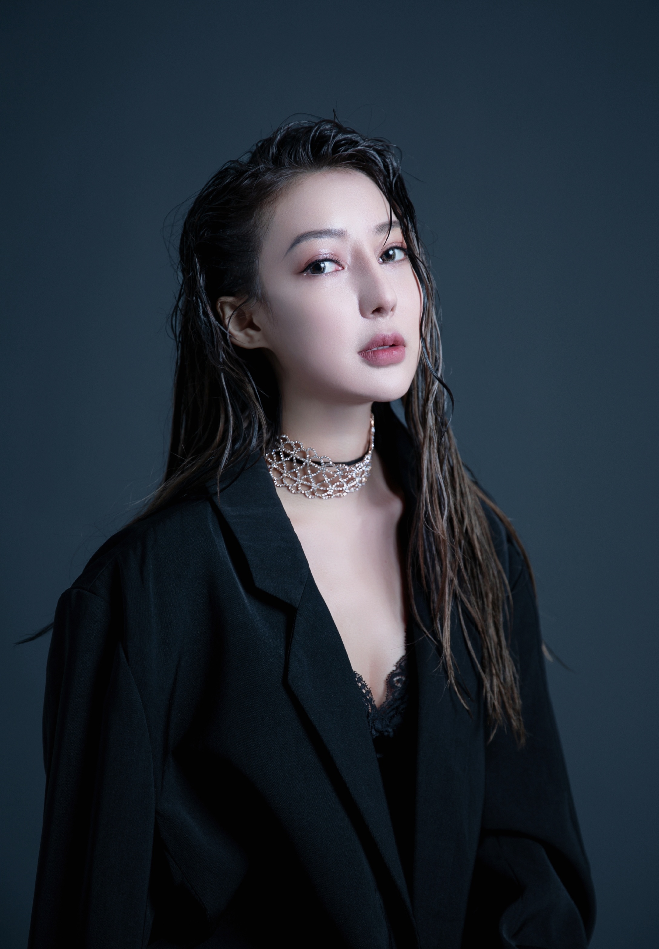 "炫富网红鼻祖"郭美美的堕落史,和她背后的富商