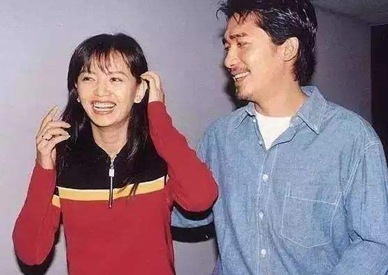 她是梁朝伟前女友，被闺蜜刘嘉玲夺爱，嫁豪门被气走，今54岁仍单身