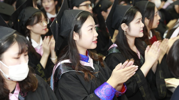 一所擅长“打酱油”的985大学，存在感很低，真实身份总被人忽视