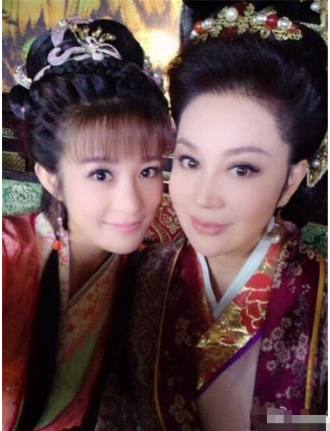 她出道便被姑父捧为女主，姑父另结新欢后，她也沦为了十八线演员