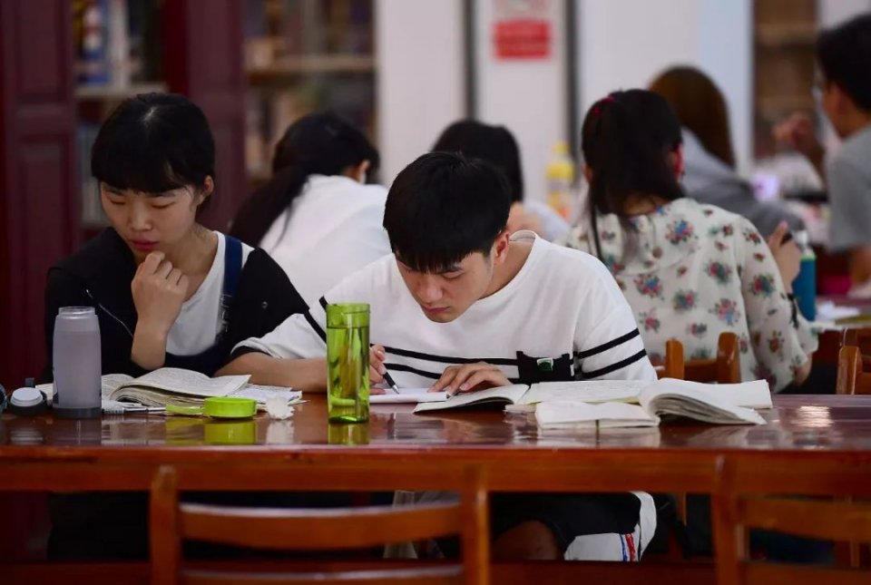 读大专的学生算不算大学生？众人看法不一，教育部门做出如此回答