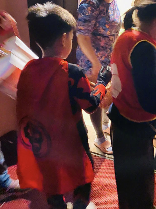 陈妍希晒儿子过万圣节，4岁小星星帅气出镜，长高变瘦气质像陈晓