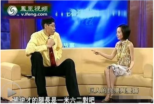 2米42中国第一巨人，结婚20年没孩子，1米6娇妻称：不方便
