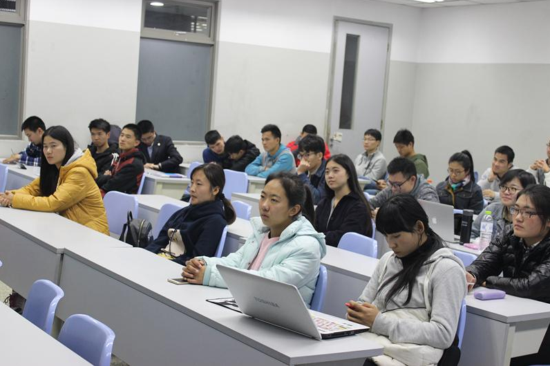 大学“随机”点名的方式走红，方式新颖效果明显，课堂气氛更活跃