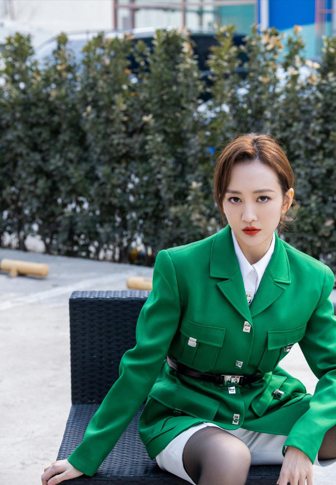 王鸥染棕色头发真显白,搭配蓝色休闲运动装,清爽时尚又减龄