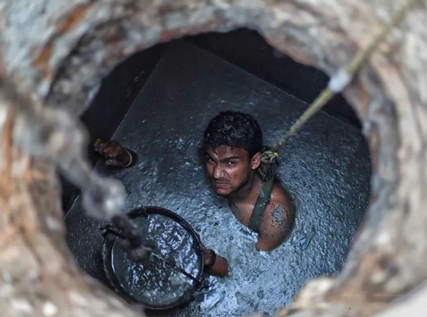 只因出身卑贱,这些印度人被迫徒手掏粪,平均每2天就有1人死亡