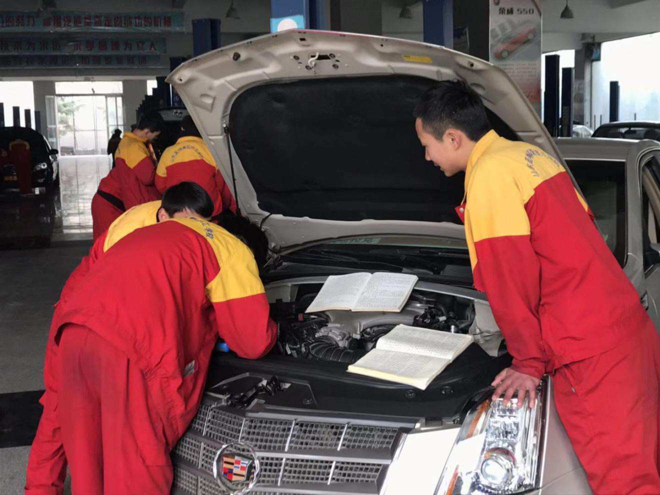 探访神奇的职业学校山东蓝翔：老师分房、学生竞拍、准军事化管理