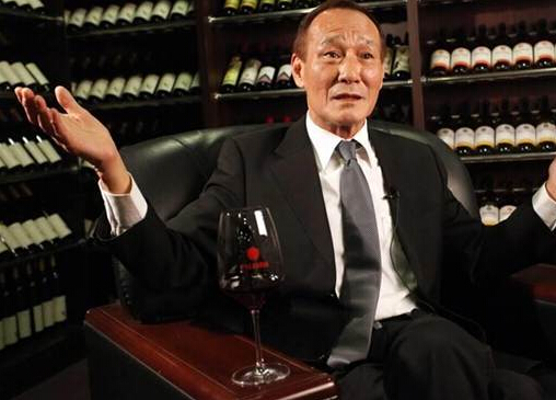 在这部1988年的老电影中，袁洁莹演女学生，林正英演警察