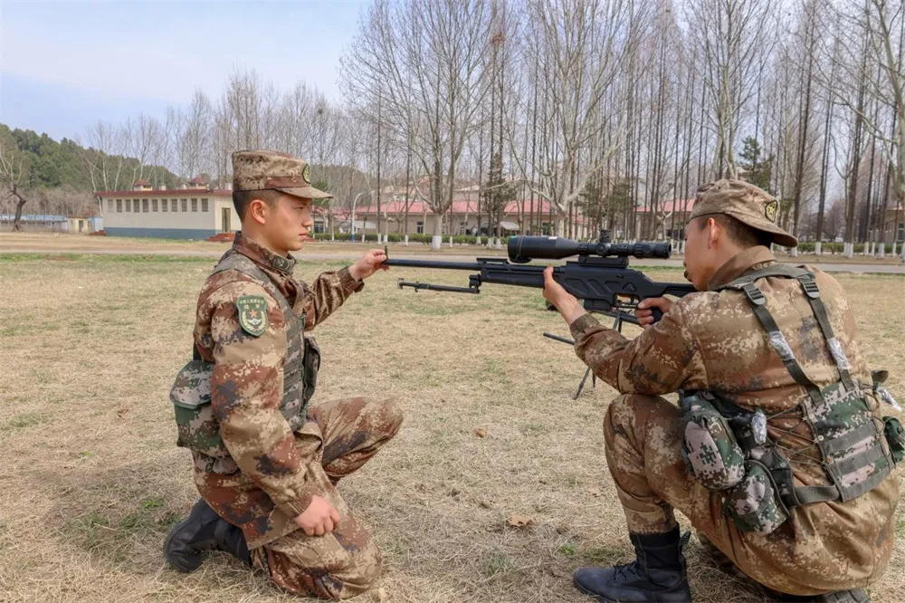 “老槐树”下这位狙击教头火了，颜值与实力同在！