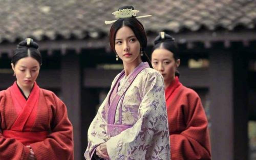 如何用诗词，优雅而又不失礼貌地形容一位女子十分漂亮呢？