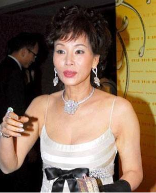 98岁赌王去世四房齐聚,险成"五姨太",2年赚1亿的私护怎样了?