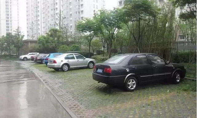 轮胎被人恶意加锁怎么办？老司机：不用拖车，用这招就能搞定