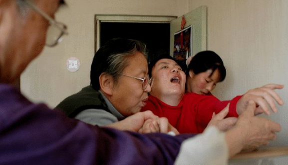 悲惨才女朱令：姐姐在北大坠崖，自己在清华铊中毒，她现状如何？