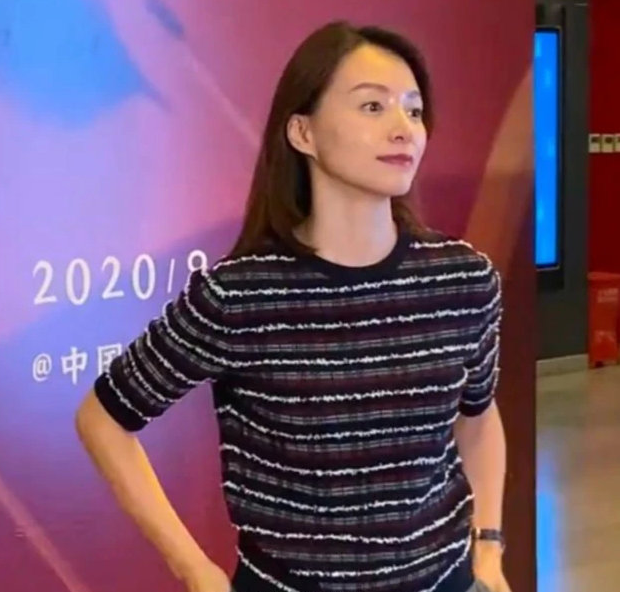 董卿当年有多美？柳叶细眉配丹凤眼温婉动人，赵忠祥赞其大气知性