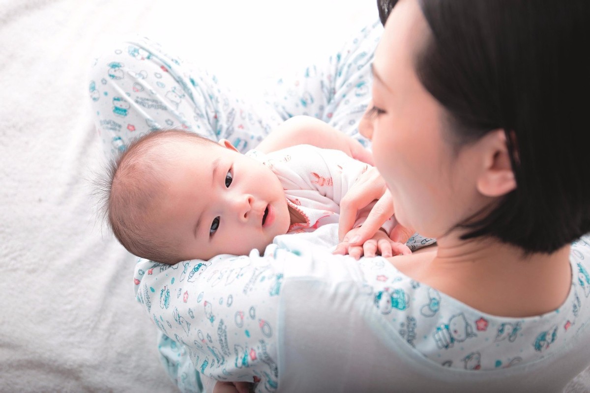 三个月的婴儿可以竖着抱吗（科学育儿丨抱新生儿宝宝的技巧及注意事项）-幼儿百科-魔术铺