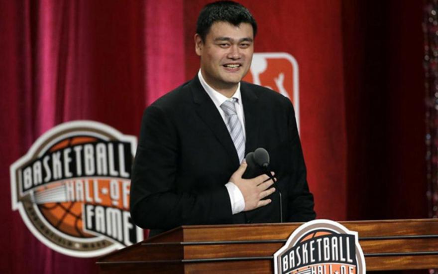 nba中国球员为什么姚明(02年姚明为何能成NBA状元，只因为中国市场吗？答案真不是如此)