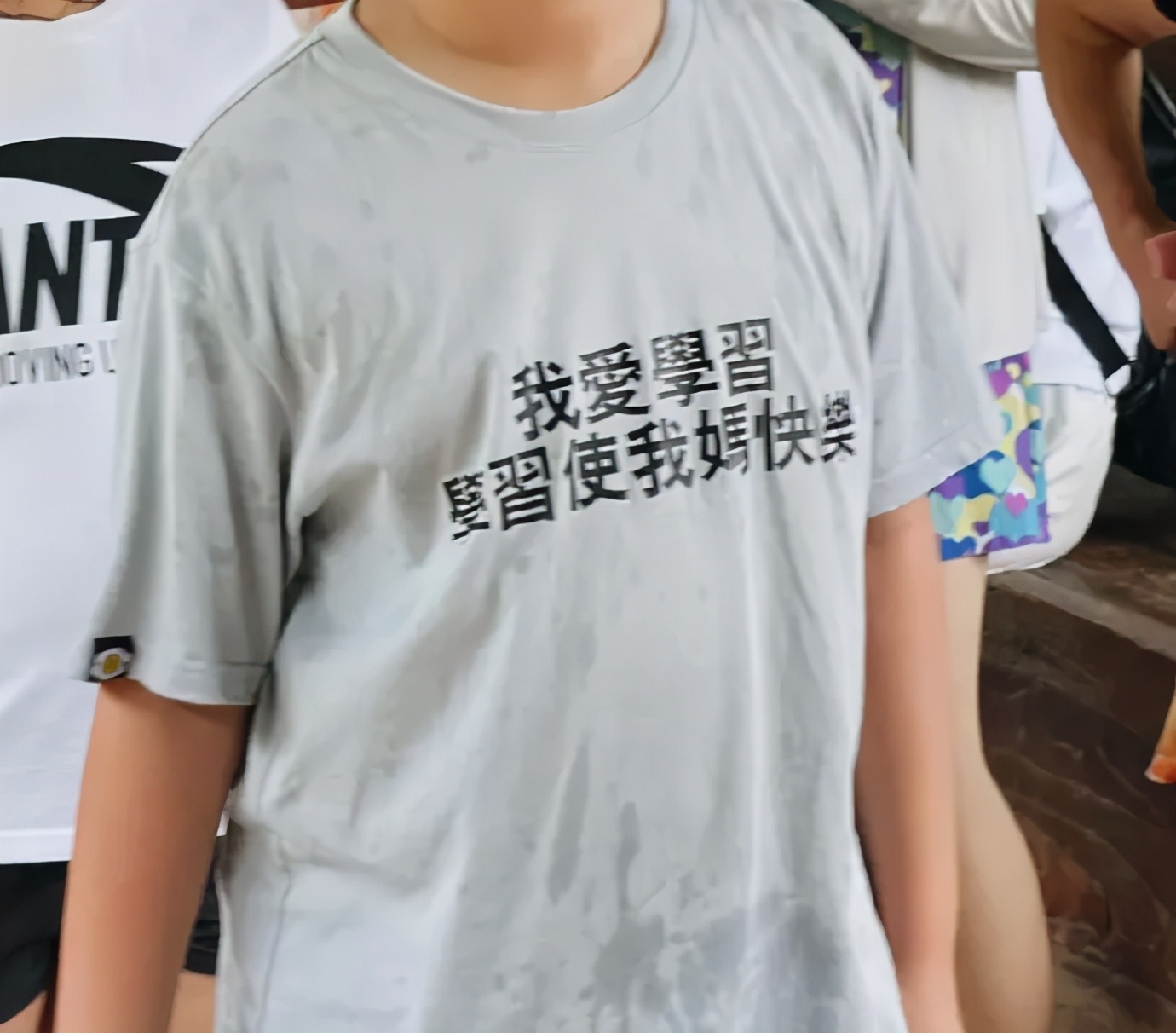 这些衣服的slogan不止酷，还有态度