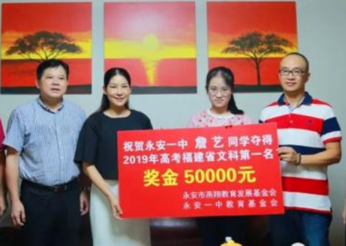 高颜值学霸，674分问鼎状元被北大录取，她说：超前学习是法宝