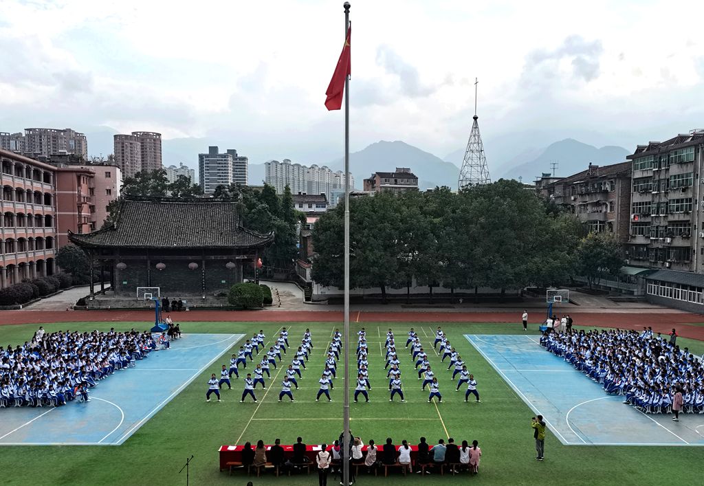 汉阴县初级中学:武术体操跳起来飒起来(图4)