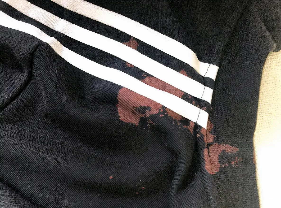 衣服染色怎么洗掉简单方法（衣服染色清洗妙招）