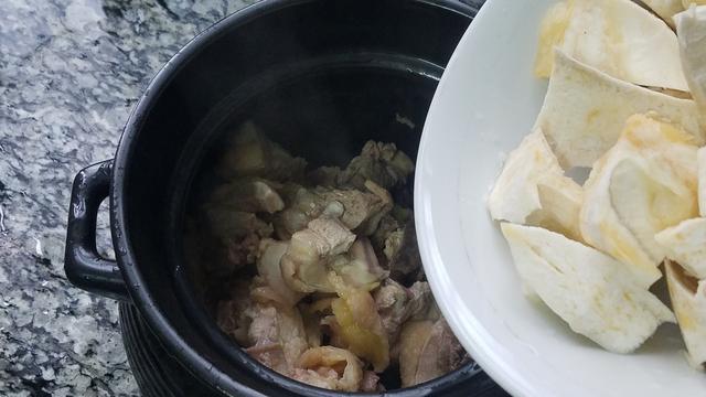 鸡肉里放进2块榴莲，这样做太好吃了，鲜香美味，一锅还不够吃