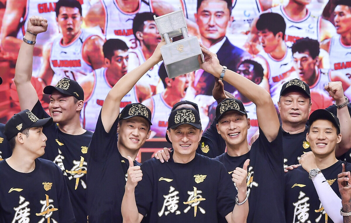 广东男篮以123比115有惊无险的击败了辽宁男篮,夺得了队史的第十座cba